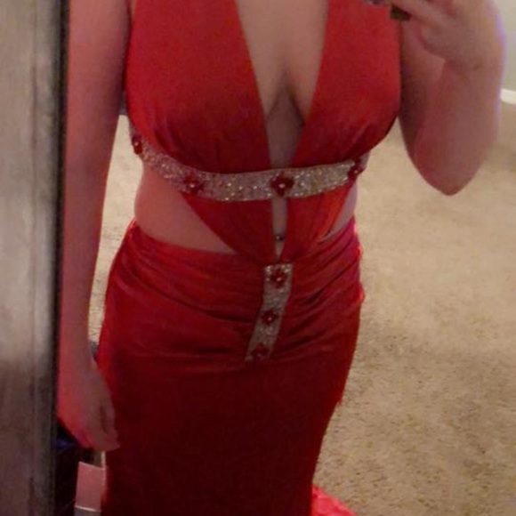 BEAUTFUL RED DRESS - Picture 4 of 4